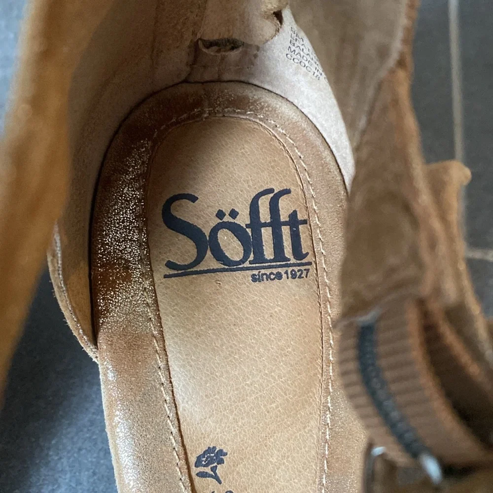 Soft womens Marla suede‎ wedge heel Sandals in gold size 9